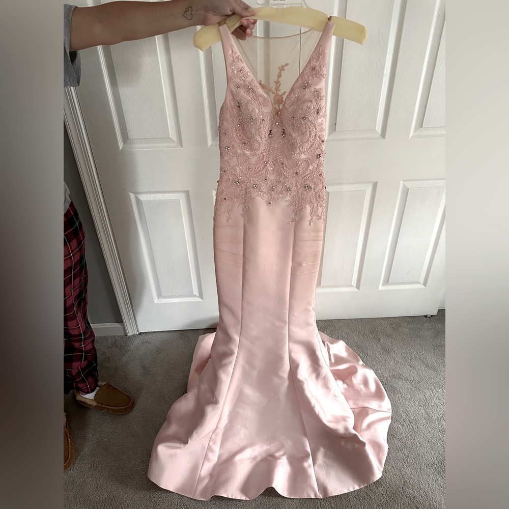 Pink prom dress, La femme